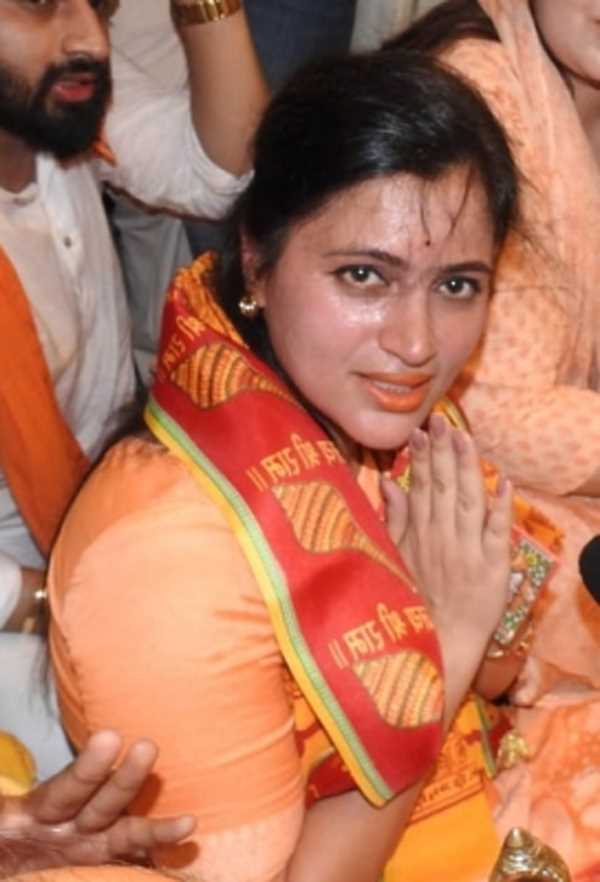 नवनीत राणा की गिरफ्तारी पर संसद की विशेषाधिकार समिति ने महाराष्ट्र के अधिकारियों को तलब किया नवनीत राणा की गिरफ्तारी पर संसद की विशेषाधिकार समिति ने महाराष्ट्र के अधिकारियों को तलब किया